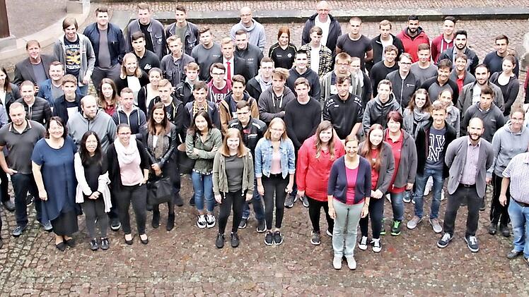 Den Blick nach oben richten 67 junge Frauen und Männer, die in Ebern in diesem Jahr ihre Ausbildung beginnen. Sie wurden von Bürgermeister Harald Pascher (vorne, rechts) und Christina Seebach-Künzel (vorne, Mitte) willkommen geheißen. Hier die Azubis mit ihren künftigen Chefs oder Ausbildern Foto: Helmut Will