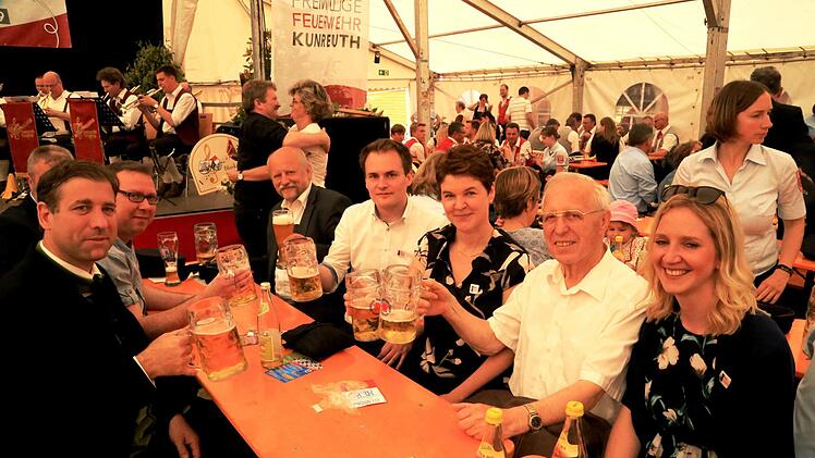 Die Ehrengäste im Festzelt Foto: Franz Galster