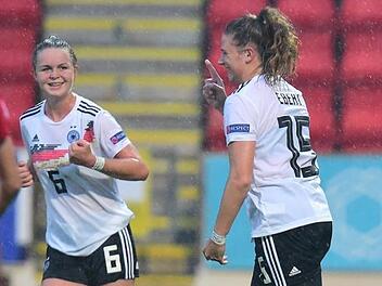 Lisa Ebert (re.) freut sich mit Teamkollegin Greta Stegemann über ihren Treffer zum 5:0 für die deutsche U19 gegen Belgien, vergisst in diesem Moment aber nicht, wo ihre fußballerischen Wurzeln liegen: beim TSV Ebermannstadt.  Foto: getty images/DFB