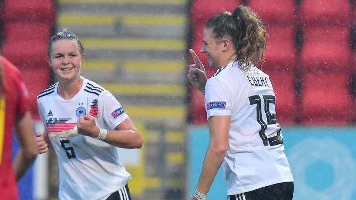 Lisa Ebert (re.) freut sich mit Teamkollegin Greta Stegemann über ihren Treffer zum 5:0 für die deutsche U19 gegen Belgien, vergisst in diesem Moment aber nicht, wo ihre fußballerischen Wurzeln liegen: beim TSV Ebermannstadt.  Foto: getty images/DFB