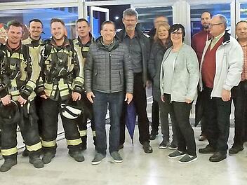 Das Gremium des Finanzausschusses mit einem Teil der erfolgreichen Feuerwehrcrew  Foto: Britta Schnake