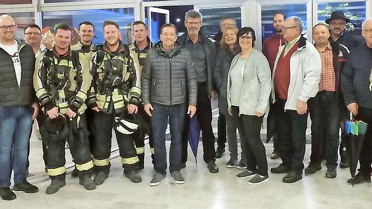 Das Gremium des Finanzausschusses mit einem Teil der erfolgreichen Feuerwehrcrew  Foto: Britta Schnake