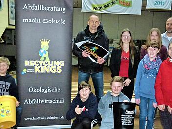 Die Schülerfirma "Real Apple" übernimmt an der Carl-von-Linde-Realschule die Aufgabe, das Abfallverhalten der Kinder und Jugendlichen zu bewerten. Unser Bild zeigt die Realschüler mit (von rechts) Direktorin Moniika Hild, Studienrat Jürgen Feulner und Abfallberater Detlef Zenk. Foto: Werner Reißaus