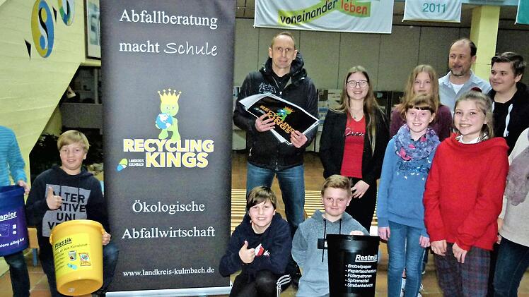 Die Schülerfirma "Real Apple" übernimmt an der Carl-von-Linde-Realschule die Aufgabe, das Abfallverhalten der Kinder und Jugendlichen zu bewerten. Unser Bild zeigt die Realschüler mit (von rechts) Direktorin Moniika Hild, Studienrat Jürgen Feulner und Abfallberater Detlef Zenk. Foto: Werner Reißaus