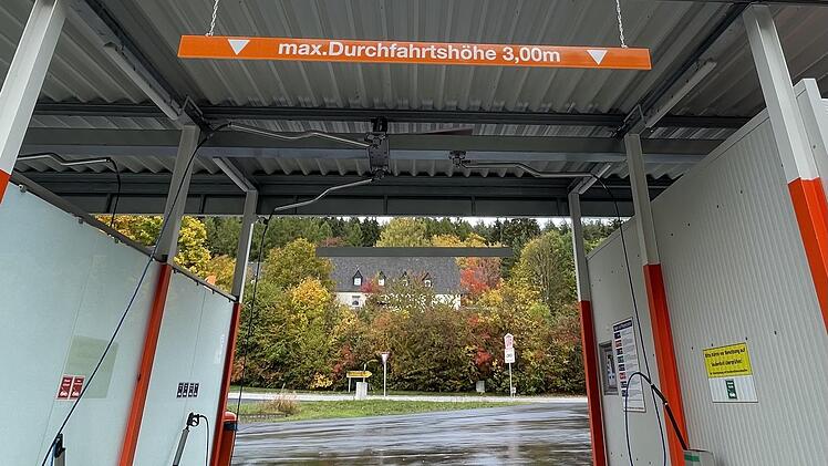 Die Marktgemeinde Wildflecken untersagt den Betrieb von Autowaschanlagen an gesetzlichen Feiertagen und schränkt die Erlaubnis an Sonntagen zeitlich ein.