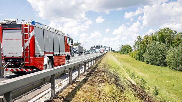 A3 bei Erlangen: Flächenbrand sorgt für Sperrung
