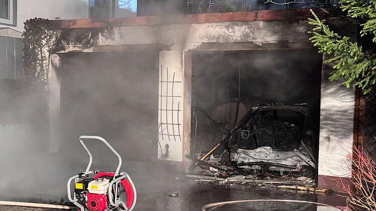 Garagenbrand in Oberkotzau: Zwei Autos zerst&ouml;rt