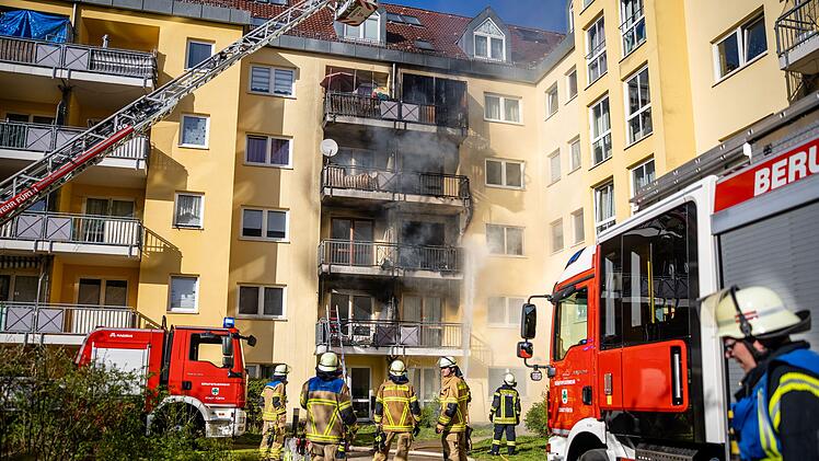 F&uuml;rth: Mehrere Balkone von Mehrfamilienhaus in Brand - Feuerwehreinsatz