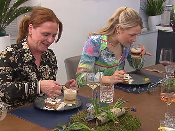 Auf den Barraquito freut sich Maike (links) schon den ganzen Tag. Auch Franzi schmeckt es.