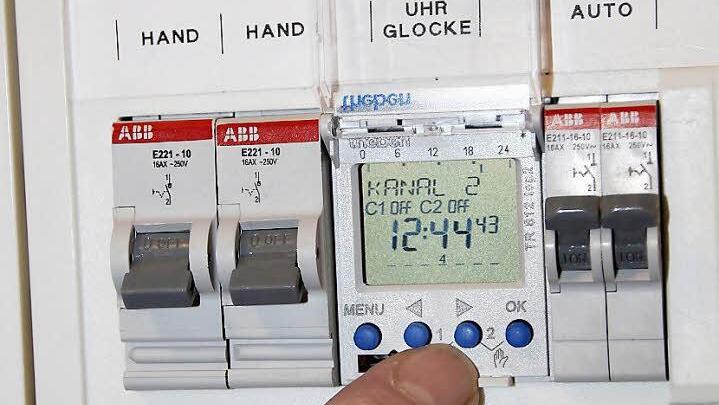 Ein Fingerdruck auf die Zeitschaltuhr, mehr ist nicht zu tun, um die Glocken der Georgenkapelle in Bad Staffelstein ab Sonntag wieder zur richtigen Zeit läuten zu lassen. Bei den meisten Gotteshäusern erfolgt eine automatische Umstellung der Uhr per Funk. Fotos:  Ramona Popp