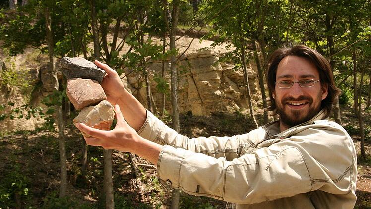 Peter Piel zeigt die Steinsarten der Region: Basalt, Buntsandstein und Muschelkalk.