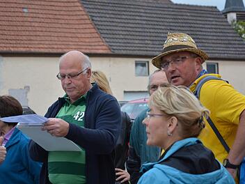 Günter Neumann (li.), der Quartiermeister in Großenbrach in Aktion. Er sorgt dafür, dass jeder Pilger eine Unterkunft in Großenbrach hat. Wallfahrtsleiter Diakon Manfred Griebel (re.) hat die Wallfahrer sicher in die Rhön gebracht. Fotos: Björn Hein