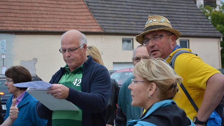 Günter Neumann (li.), der Quartiermeister in Großenbrach in Aktion. Er sorgt dafür, dass jeder Pilger eine Unterkunft in Großenbrach hat. Wallfahrtsleiter Diakon Manfred Griebel (re.) hat die Wallfahrer sicher in die Rhön gebracht. Fotos: Björn Hein