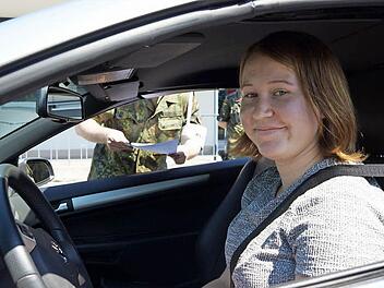 Anna Lena Remmele fährt in die Saaleck-Kaserne ein. Foto: Arkadius Guzy