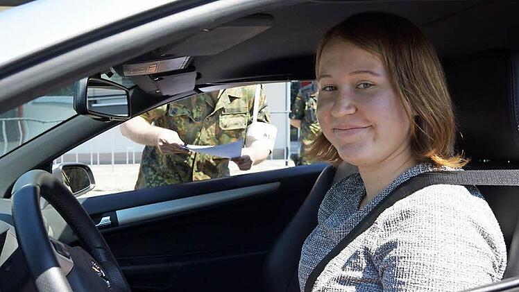 Anna Lena Remmele fährt in die Saaleck-Kaserne ein. Foto: Arkadius Guzy