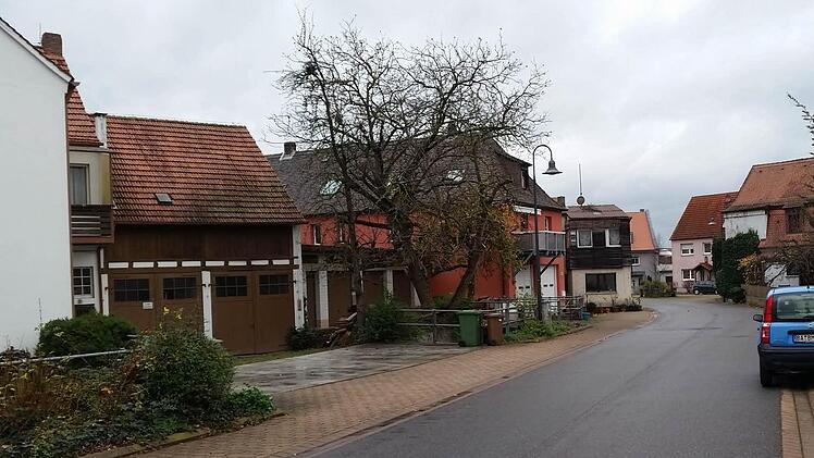 Blick in die Mainstraße, ausnahmsweise nur mal ein parkendes FahrzeugFoto: Thorsten Wolff