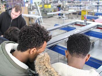 Flüchtlinge aus Eritrea und Afghanistan haben einen Einblick in die Werkhalle der Metallbaufirma Dorsch in Adelsdorf bekommen. Foto: Christian Bauriedel