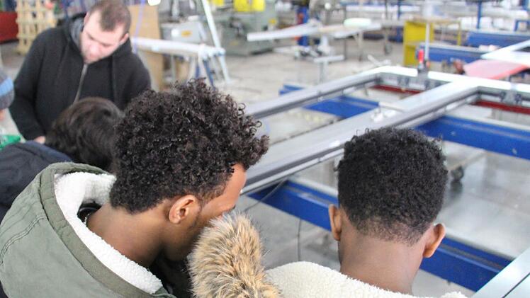 Flüchtlinge aus Eritrea und Afghanistan haben einen Einblick in die Werkhalle der Metallbaufirma Dorsch in Adelsdorf bekommen. Foto: Christian Bauriedel