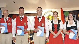 Peter Detsch ehrte Gerhard Kernwein, Joachim Fest, Tobias Hetterich, Julia Krieger, Simone Roth und Norbert Strätz (von links) für langjähriges Musizieren oder Tätigkeit im Vorstand der Zeiler Stadtkapelle.