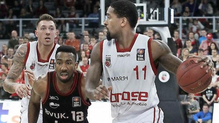 Brad Wanamaker (mit Ball) und Daniel Theis (l.) gelten im Duell mit den von Dru Joyce angeführten Würzburgern in der Viertelfinalserie als eindeutiger Favorit. Foto: sportpress