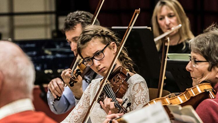 Dirigent Hans Stähli probt mit dem Orchester der Gesellschaft der Musikfreunde Neustadt für das Sinfoniekonzert am 1. April in der Mehrzweckhalle.Foto: Jochen Berger