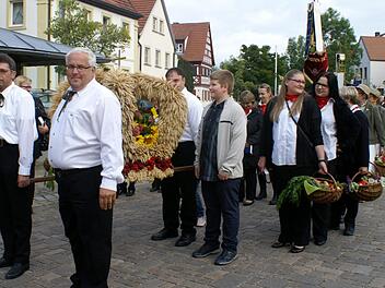 Die Kirchenparade mit der festlich geschmückten Erntekrone. Foto: Renate Neubecker