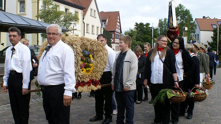 Die Kirchenparade mit der festlich geschmückten Erntekrone. Foto: Renate Neubecker