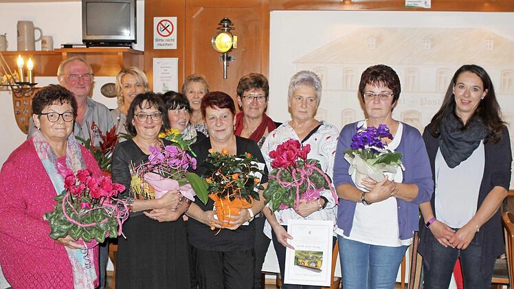 Die vom Gartenbauverein Nordhalben ausgezeichneten Gewinner des diesjährigen Blumenschmuckwettbewerbs mit der Vorsitzenden Barbara Wachter ( 4v.r.) Foto: Michael Wunder