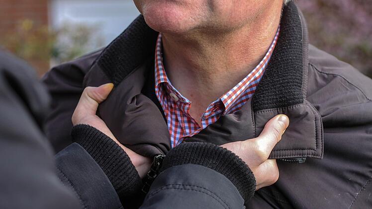 Ein Mann soll in Nürnberg versucht haben, einen Passanten in den Stadtgraben zu stürzen. Der Angegriffene konnte das verhindern, die Polizei nahm den Tatverdächtigen, einen 36-jährigen Wohnugslosen, fest.    Symbolfoto: Christopher Schulz