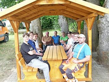 Unser Bild zeigt die fleißigen Helfer mit (hinten, von links) Bürgermeister Volker Schmiechen, Jugendsprecher Jürgen Seifferth und Kreisjugendpfleger Jürgen Ziegler sowie Gemeindearbeiter Stefan Schieber (vorne, rechts) bei einer ersten Sitzprobe. Foto: Werner Oetter