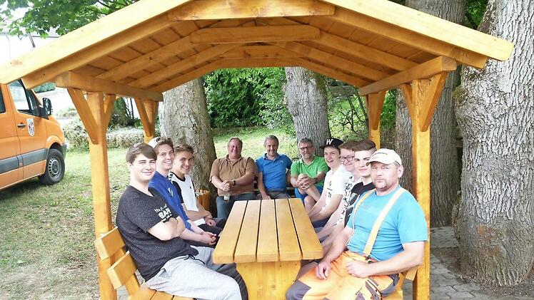 Unser Bild zeigt die fleißigen Helfer mit (hinten, von links) Bürgermeister Volker Schmiechen, Jugendsprecher Jürgen Seifferth und Kreisjugendpfleger Jürgen Ziegler sowie Gemeindearbeiter Stefan Schieber (vorne, rechts) bei einer ersten Sitzprobe. Foto: Werner Oetter