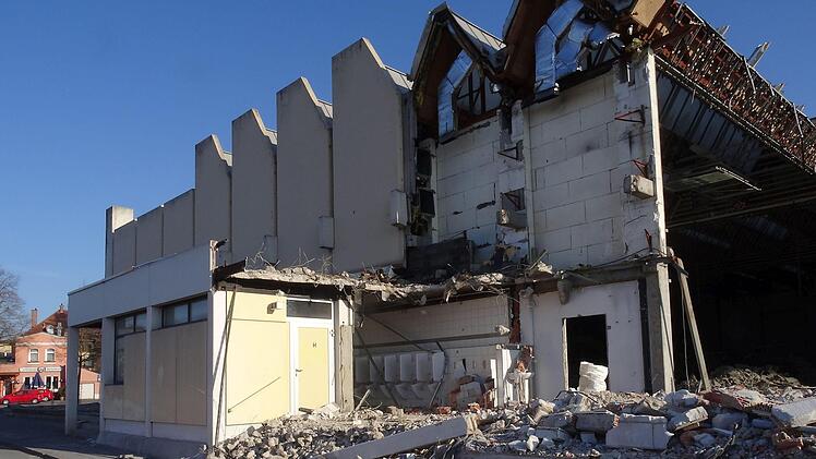 Der schwere Bagger hat bereits ein ordentliches Stück aus der Halle herausgebrochen.Foto: Jochen Berger