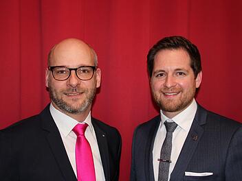 Rainer Landwehr (links), Geschäftsführer von Dietze & Schell, hatte den Themenabend organisiert. Rechts der Vorstandssprecher der Coburger  Wirtschaftsjunioren, Christian Friedenstab.Foto: Oliver Schmidt