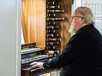 Der Organist Hartmut Leuschner-Rostoski gastierte an der historischen Hofmann-Orgel von St. Georg in Neustadt. Mit Musik vom Barock bis zur Romantik gestaltete er das Abschlusskonzert der 4. thüringisch-fränkischen Orgeltage.Foto: Jochen Berger