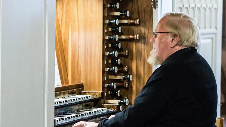 Der Organist Hartmut Leuschner-Rostoski gastierte an der historischen Hofmann-Orgel von St. Georg in Neustadt. Mit Musik vom Barock bis zur Romantik gestaltete er das Abschlusskonzert der 4. thüringisch-fränkischen Orgeltage.Foto: Jochen Berger