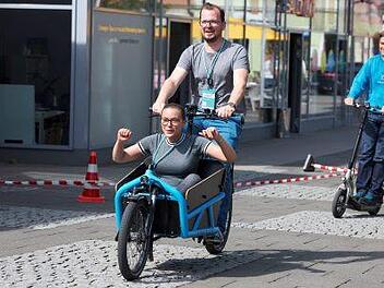 Ob Elektroantrieb oder Muskelkraft - Mobilität macht Spaß. Die Teilnehmer des Mobilitäts-Workshops konnten auf dem Parcours am Rathausplatz Erlangen neue Formen der Fortbewegung wie E-Roller, E-Bikes und E-Scooter selbst ausprobieren.   Foto: Siemens