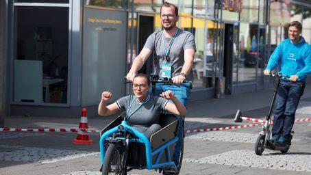 Ob Elektroantrieb oder Muskelkraft - Mobilität macht Spaß. Die Teilnehmer des Mobilitäts-Workshops konnten auf dem Parcours am Rathausplatz Erlangen neue Formen der Fortbewegung wie E-Roller, E-Bikes und E-Scooter selbst ausprobieren.   Foto: Siemens