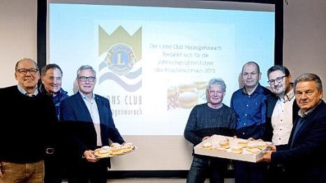 Der Lions-Club mit J&ouml;rg Dassler (von links), Hans-J&ouml;rg Baum, Klaus Dei&szlig;enberger (Pr&auml;sident), Matthias Malessa, Uli Wirth, Andreas Desch und Erich Schuster freute sich &uuml;ber 3000 bestellte Krapfen. Foto: S&auml;nger
