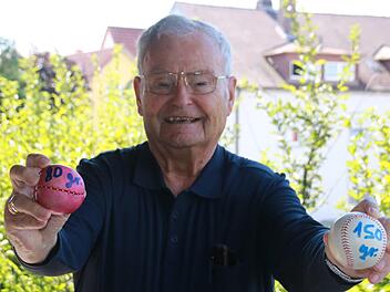 Richard Kermas, der frühere Geschäftsführer der Staffelsteiner Akkumulatorenfabrik Moll,  zeigt hier einen Schlagball (links) und einen fast doppelt so schweren  Baseball. Die Bälle musste er sich ausleihen, denn seine eigenen Sportutensilien vermachte er einem Museum. Foto: Matthias Einwag