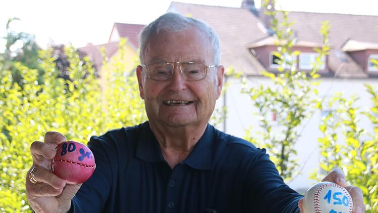 Richard Kermas, der frühere Geschäftsführer der Staffelsteiner Akkumulatorenfabrik Moll,  zeigt hier einen Schlagball (links) und einen fast doppelt so schweren  Baseball. Die Bälle musste er sich ausleihen, denn seine eigenen Sportutensilien vermachte er einem Museum. Foto: Matthias Einwag