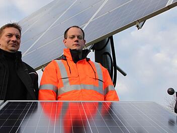 Heino Martin und Andreas Miller überprüfen die drehbare Solaranlage bei Römershag. Foto: Ulrike Müller