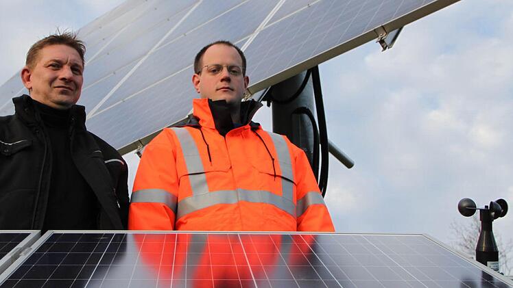Heino Martin und Andreas Miller überprüfen die drehbare Solaranlage bei Römershag. Foto: Ulrike Müller