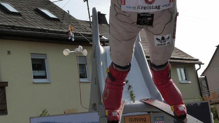 In Hesselbach haben sich die Faschingsnarren bei ihrem Umzug mit der bevorstehenden Kommunalwahl beschäftigt. Foto: privat