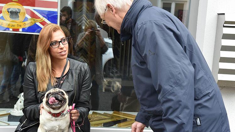 Pfarrer Christian Geyer plaudert mit Sabrina Shala über ihre HundedameFoto: Gabi Arnold