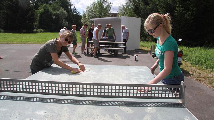 Auch die Tischtennisplatte ist neu: Annie Bauerschmidt und Lena Badstieber schliffen die Tischtennisplatte ab, sie wird dann noch neu lackiert. Foto: Sonja Adam