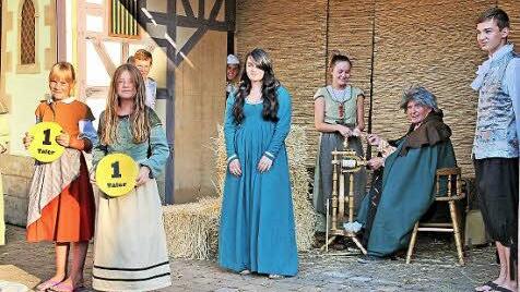 Rumpelstilzchen: Stilecht verkörpert von Dieter Villhauer (2. v. rechts). Foto: Dieter Britz