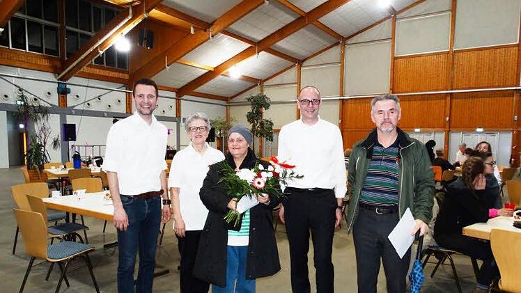 Bürgermeister Andreas Hügerich (links), die stellvertretende BRK-Kreisvorsitzende Rosemarie Göhring (rechts daneben) und Landrat Christian Meißner (Zweiter von rechts) mit dem 500. Spender Feliks Krajnc und seiner Frau Vesna. Foto: Gerda Völk