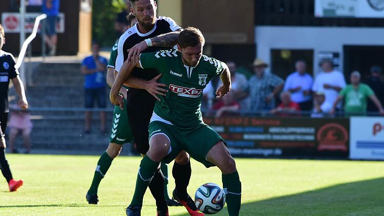 Der Großbardorfer Maximilian Zang schirmt den Ball vor Tobias Herzner ab. Am Ende trennten sich der TSV und der SC Eltersdorf am 2. Spieltag der Bayernliga mit einem 1:1-Unentschieden.  Foto: Anand Anders