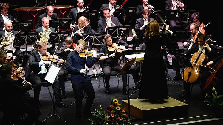 Tobias Feldmann war der Solist in Beethovens Violinkonzert, das die Hofer Symphoniker unter Ljubka Biagioni zu Guttenberg am Samstagabend in der Dr.-Stammberger-Halle aufführten. Foto: Stephan Herbert Fuchs