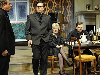 Familien-Bande: (v. l.) Karl (Florian Walter), Vlado (Volker Ringe), Mascha (Iris Hochberger), Igor (Bertram Maxim Gärtner)  Foto: Martin Kaufhold